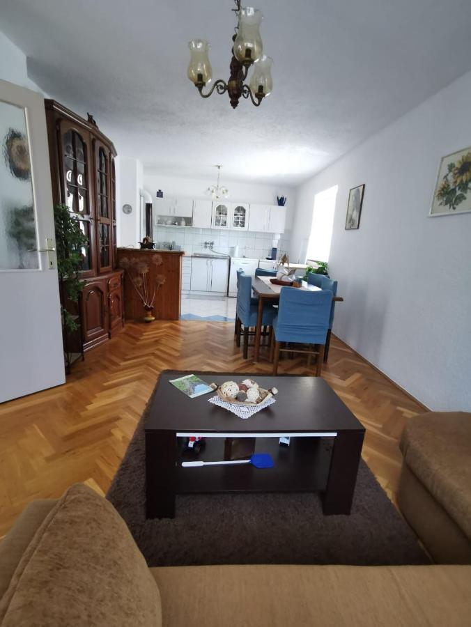 Apartman Pavelic Lovinac  Buitenkant foto